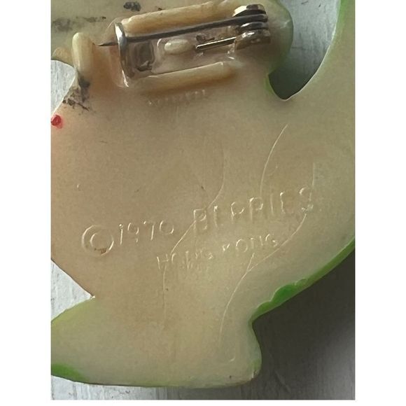 Vintage Brooch Pin Alligator Crocodile 1970 Funky MCM Berries Signed Plastic - Picture 4 of 5